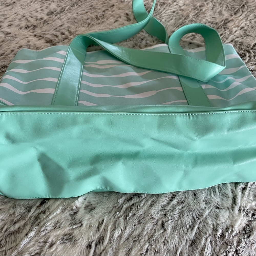 Large tote great for trips! - Picture 4 of 6